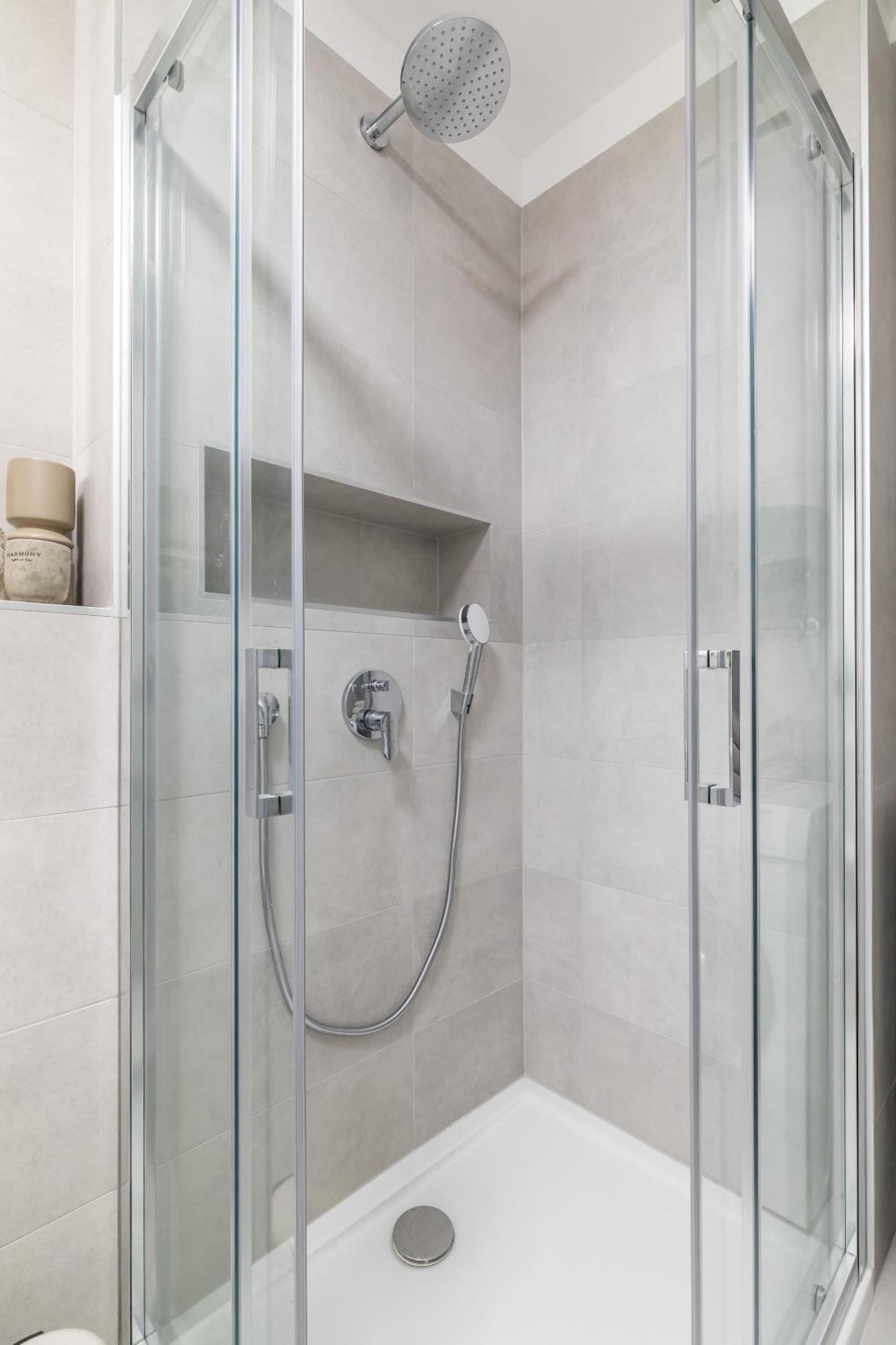 Apartman Boutique Soft Tones With Balcony And Secured Garage *