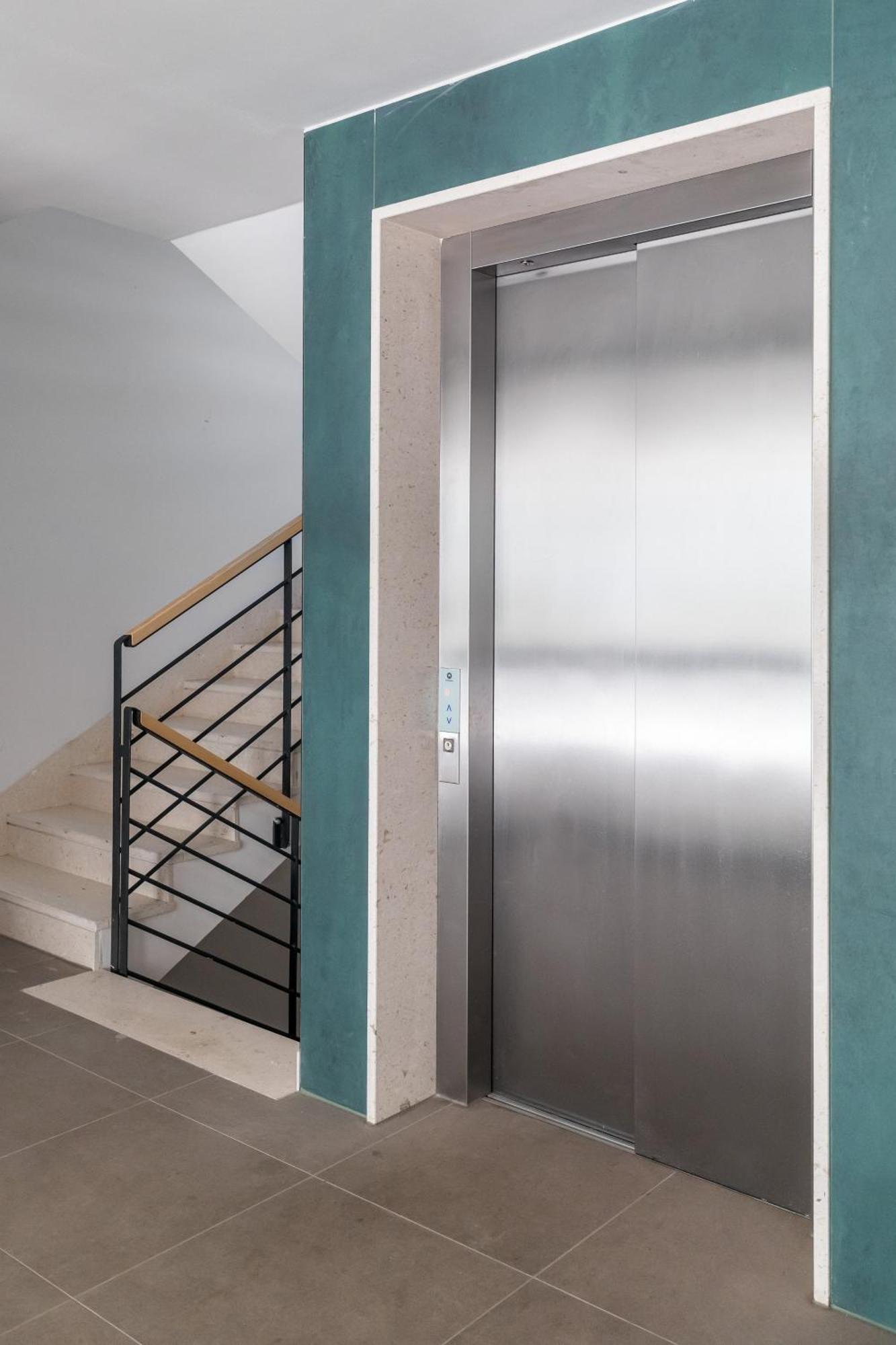 Boutique Soft Tones With Balcony And Secured Garage Apartman