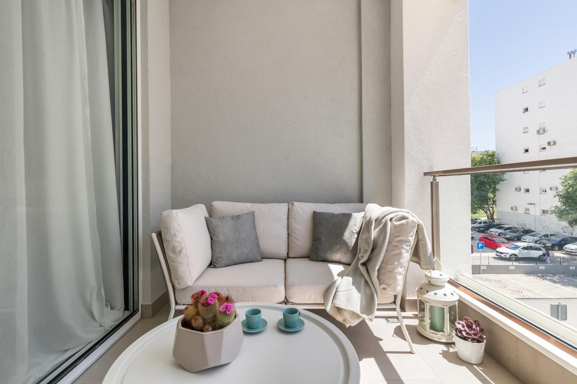 Boutique Soft Tones With Balcony And Secured Garage Apartman Split