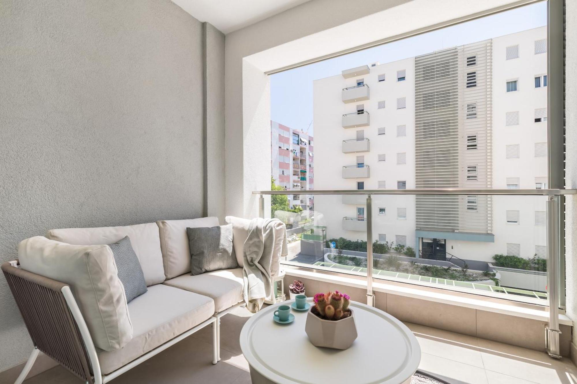 Boutique Soft Tones With Balcony And Secured Garage Apartman