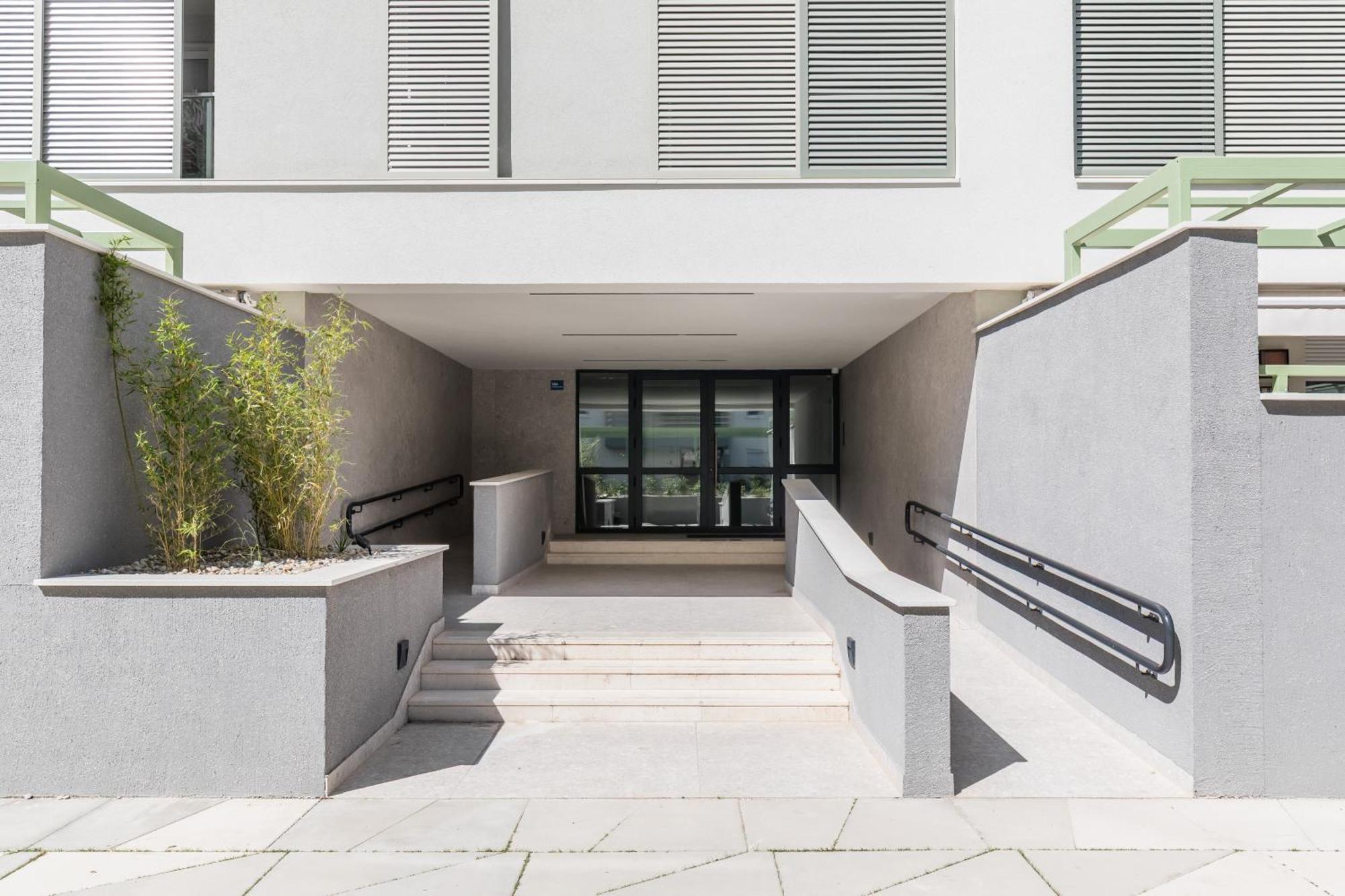 Boutique Soft Tones With Balcony And Secured Garage Apartman *